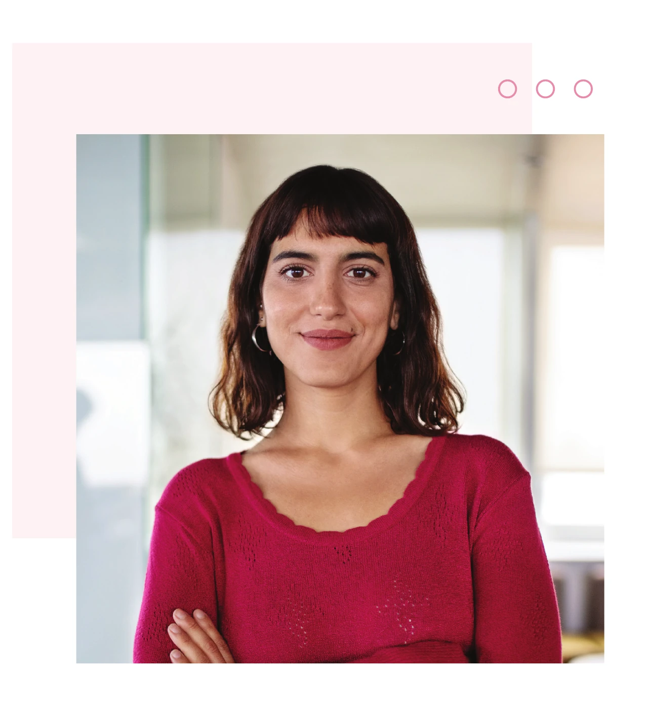 Mulher em pé em um ambiente de trabalho