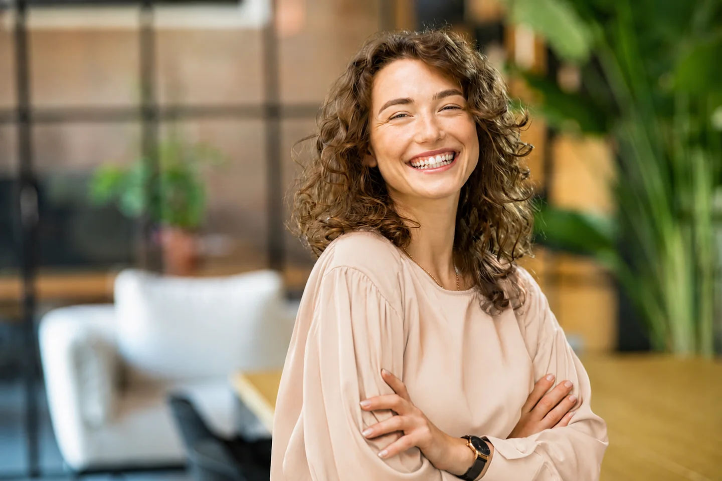 Mulher sorrindo em um ambiente com plantas